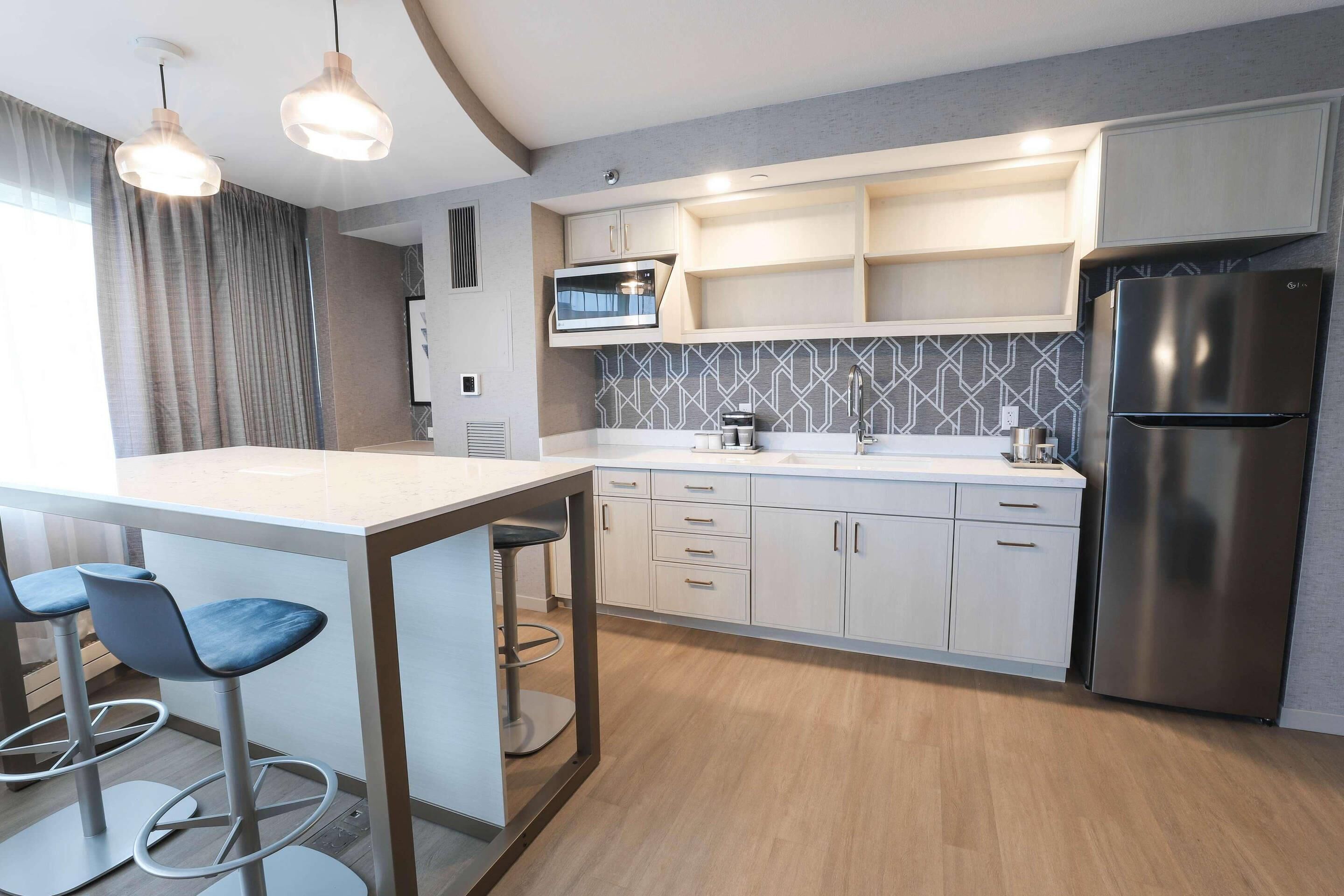 suite, 1 bedroom, non smoking, kitchen (1 bedroom) | premium bedding, in-room safe, desk, laptop workspace