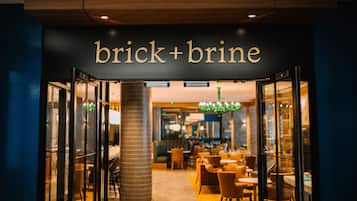 2 restaurantes, se sirven desayunos, comidas, cenas y cocina americana