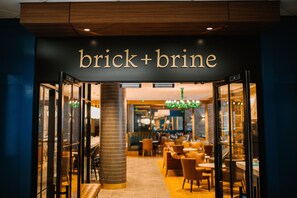 2 restaurantes, se sirven desayunos, comidas, cenas y cocina americana