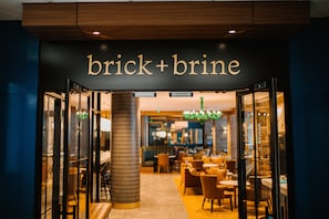 2 restaurantes, se sirven desayunos, comidas, cenas y cocina americana