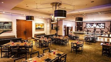 3 restauranter; serverer morgenmad, frokost og latinamerikanske retter