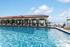 Piscine extérieure, chaises longues