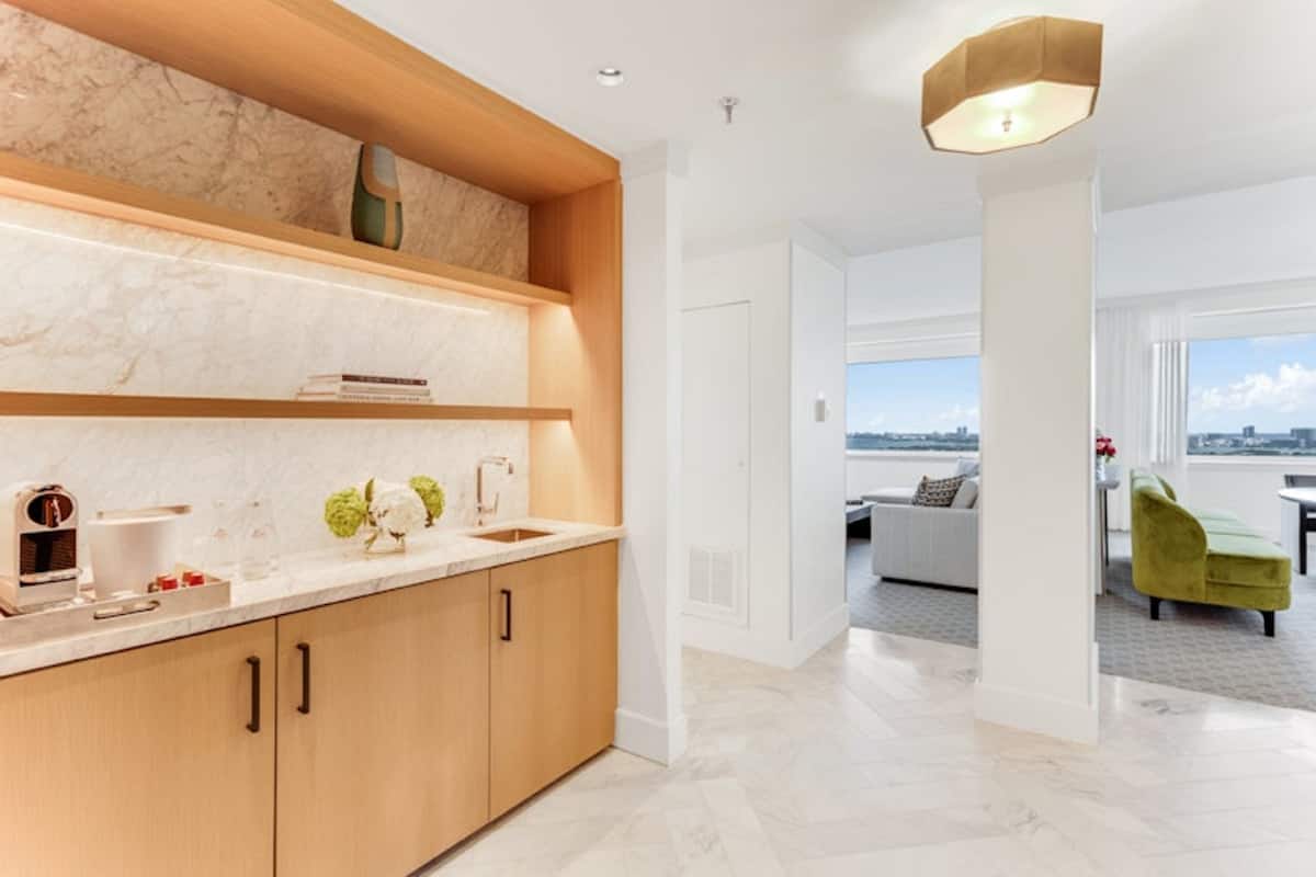 行政套房, 1 张特大床 | 1 多间卧室、高档床上用品、迷你吧、客房内保险箱