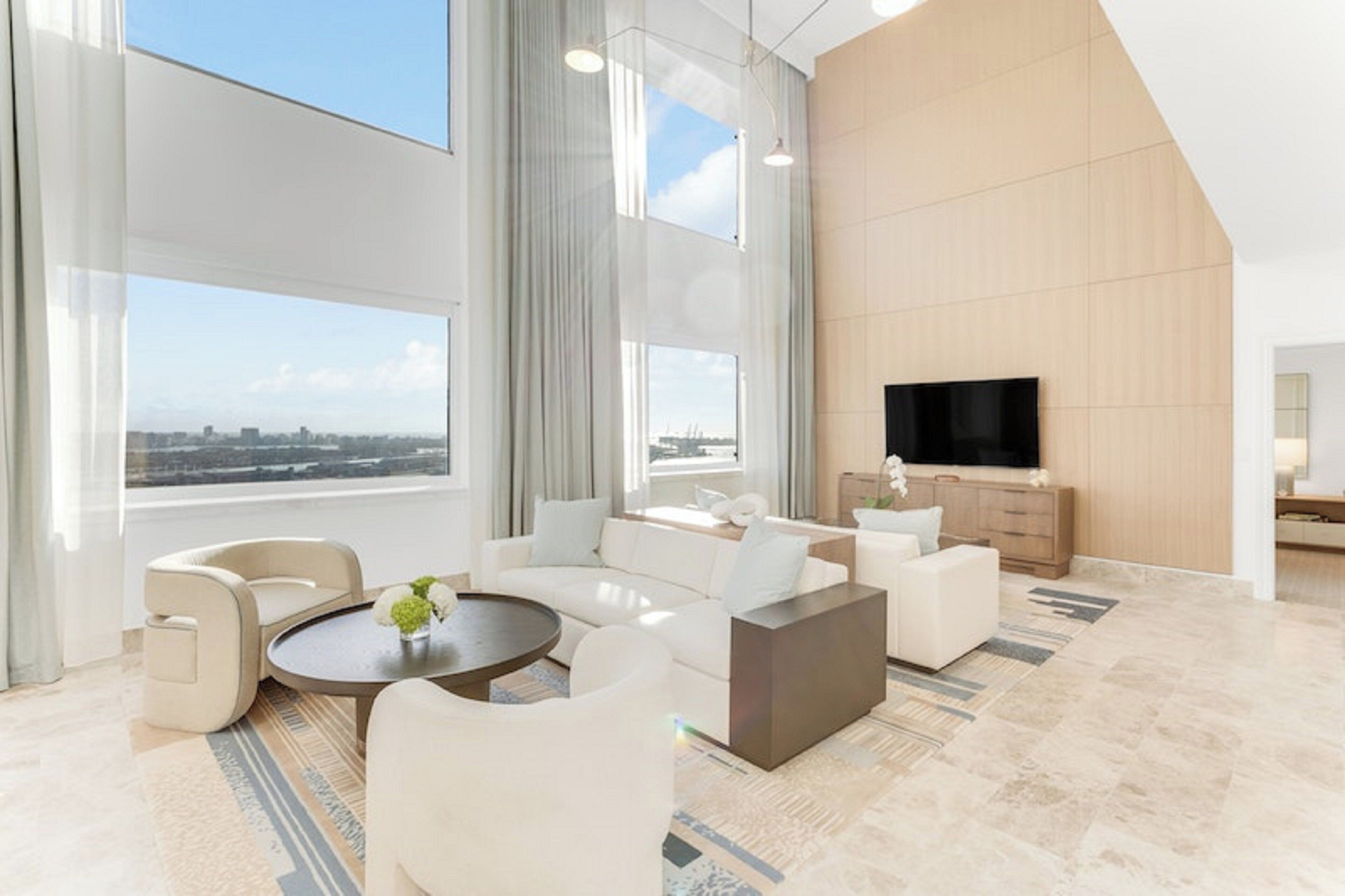 Ropa de cama de alta calidad y minibar 