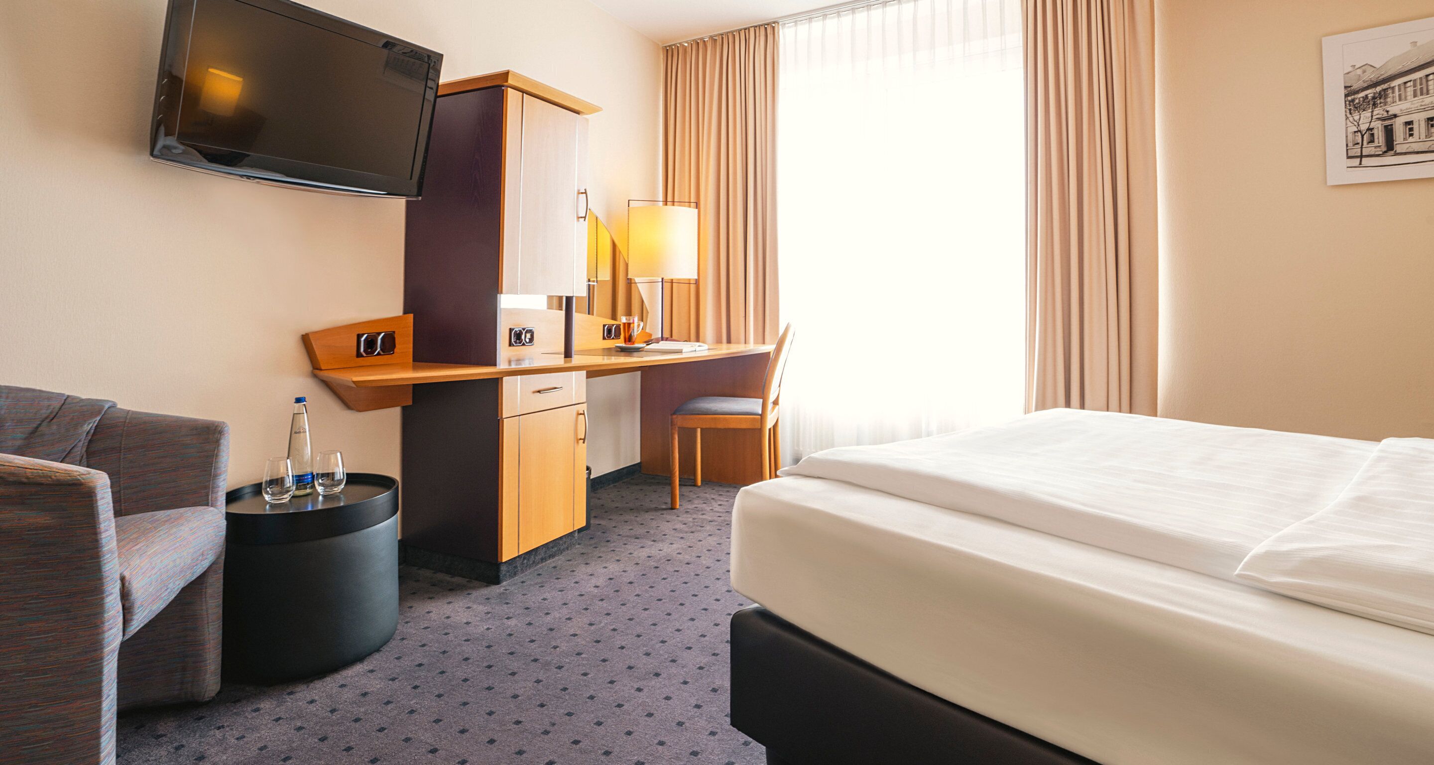 1 bedroom, hypo-allergenic bedding, desk, laptop workspace