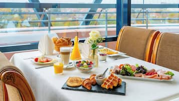 Daily continental breakfast (EUR 22 per person)