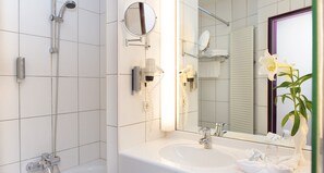 Combined shower/bathtub, eco-friendly toiletries, hair dryer