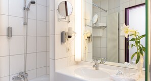 Combined shower/bathtub, eco-friendly toiletries, hair dryer, towels