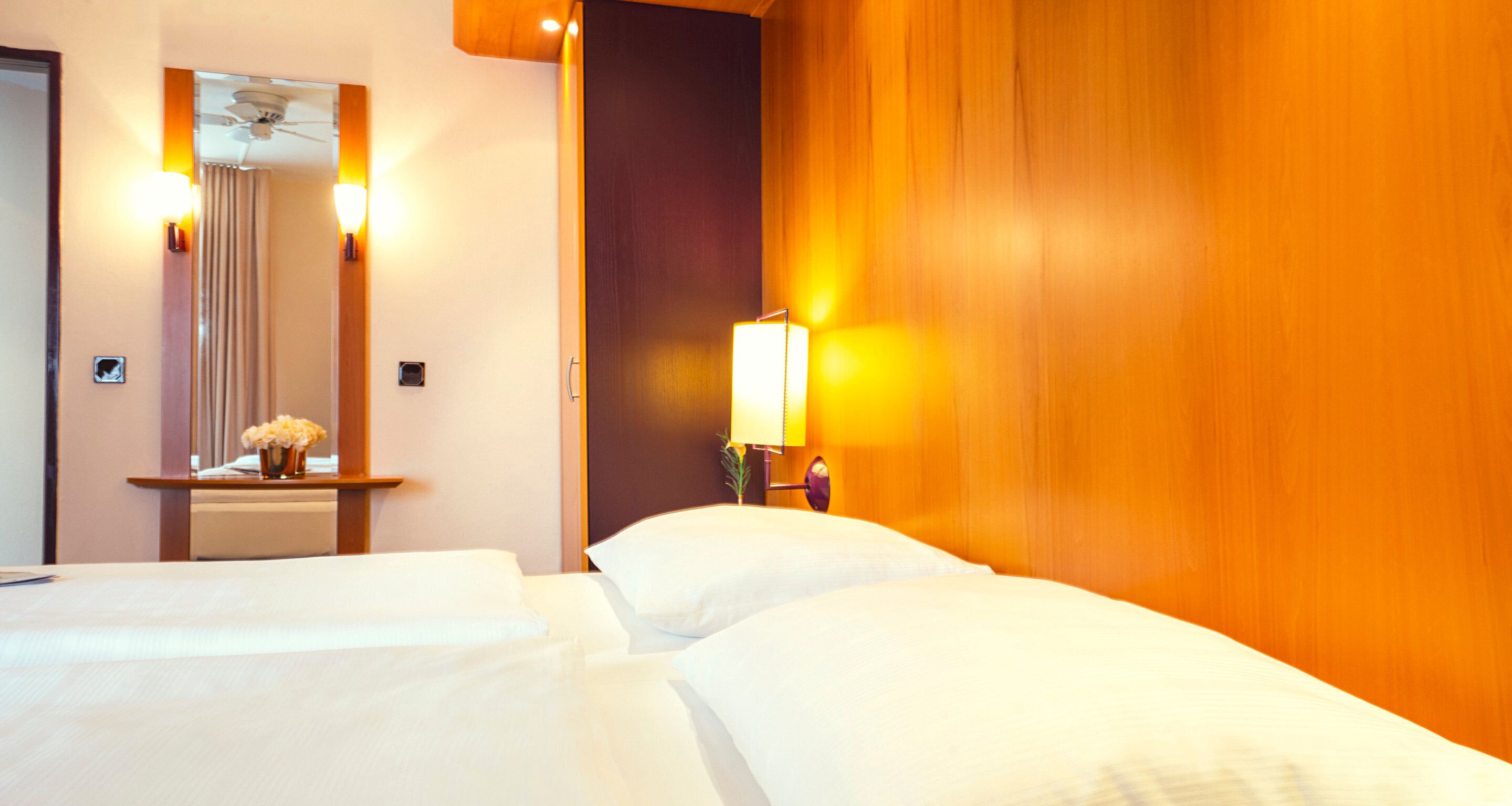 1 bedroom, hypo-allergenic bedding, desk, laptop workspace