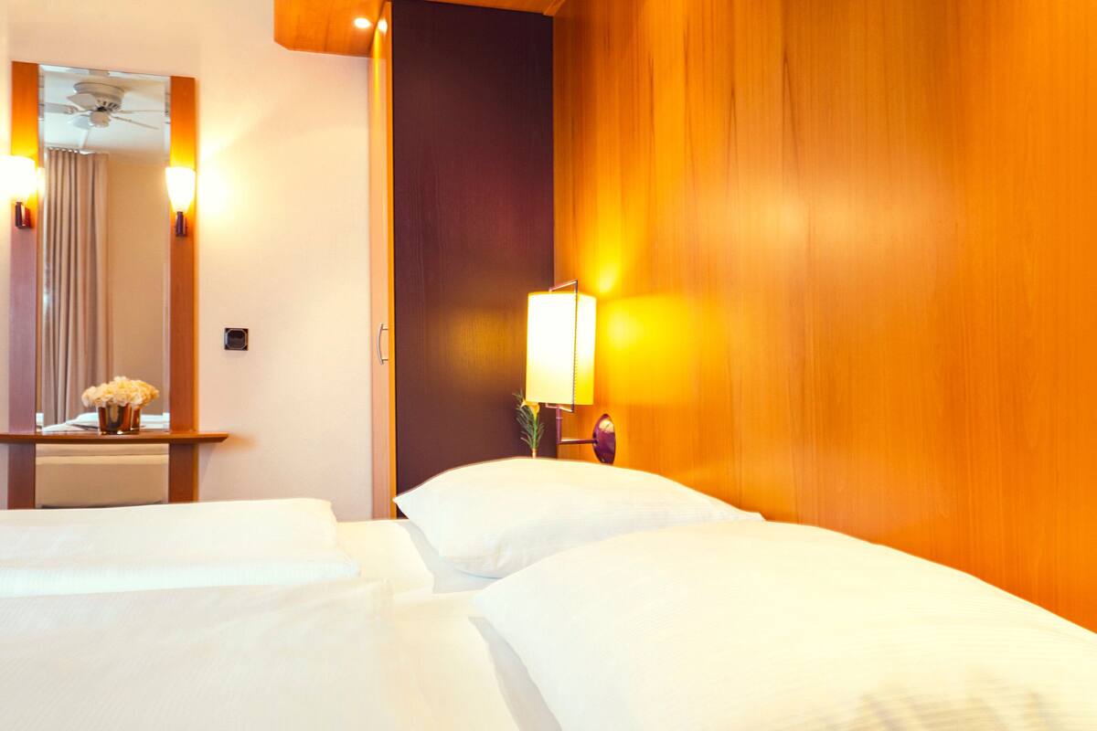 1 bedroom, hypo-allergenic bedding, desk, laptop workspace