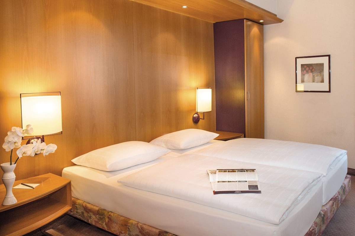 1 habitación, ropa de cama hipoalergénica y escritorio