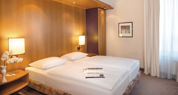 1 bedroom, hypo-allergenic bedding, desk, laptop workspace