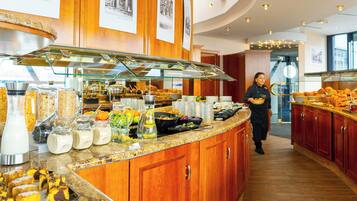 Daily continental breakfast (EUR 22 per person)