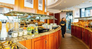Daily continental breakfast (EUR 22 per person)