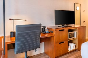 Room, 1 King Bed, Non Smoking, Ground Floor Pet-Friendly | Pillowtop beds, desk, laptop workspace, blackout drapes - Comfort Inn Hamilton (Hamilton)