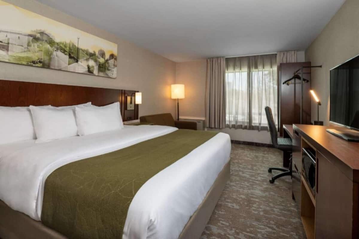 Pillowtop beds, desk, laptop workspace, blackout drapes