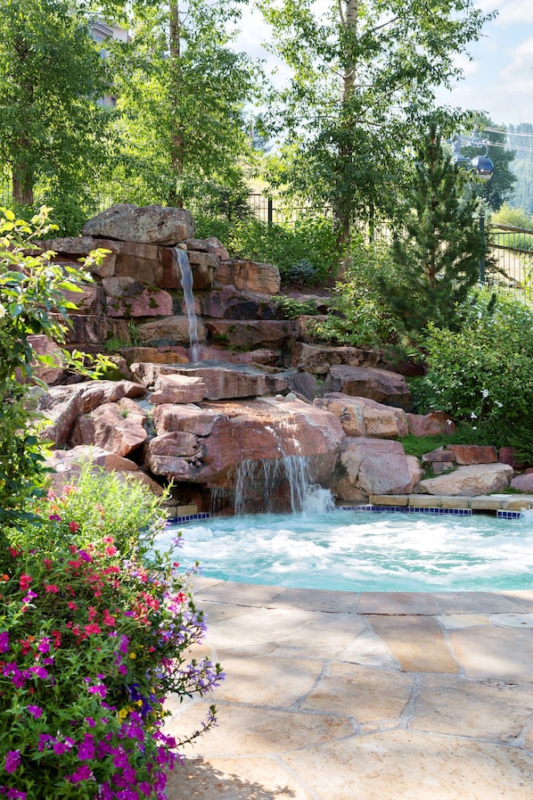 Outdoor spa tub - Park Hyatt Beaver Creek Resort and Spa (Avon)