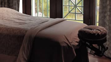Salas de tratamiento para parejas, sauna y tina de hidromasaje