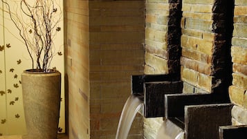 Couples treatment rooms, sauna, hot tub, steam room, body treatments