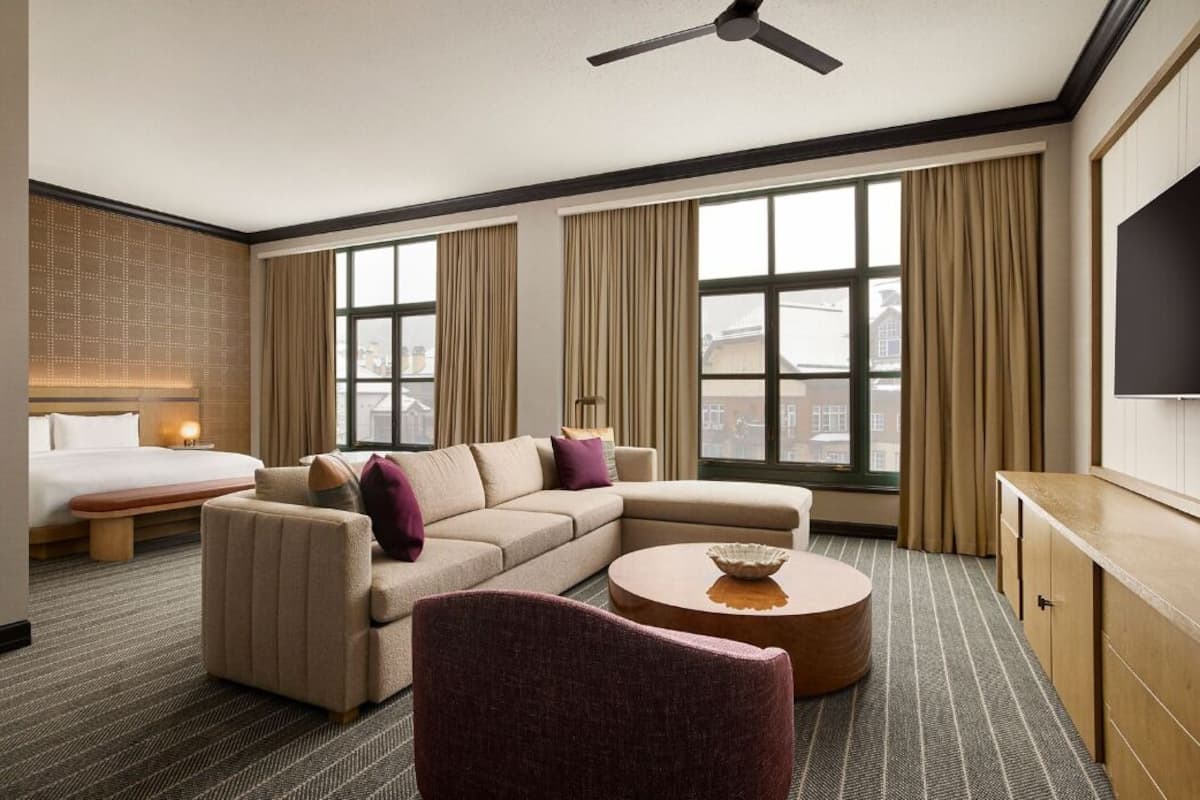 Suite (Mount Lincoln) | Oppholdsområde | Flatskjerm-TV og filmkjøp