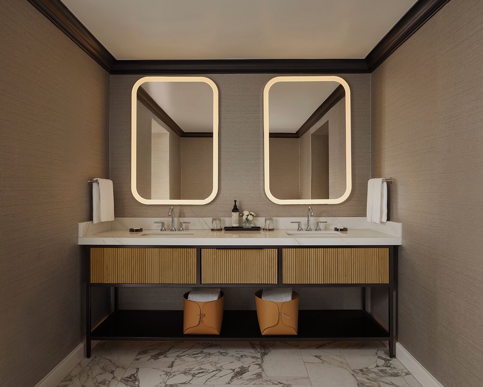 Combined shower/bathtub, free toiletries, hair dryer, bathrobes