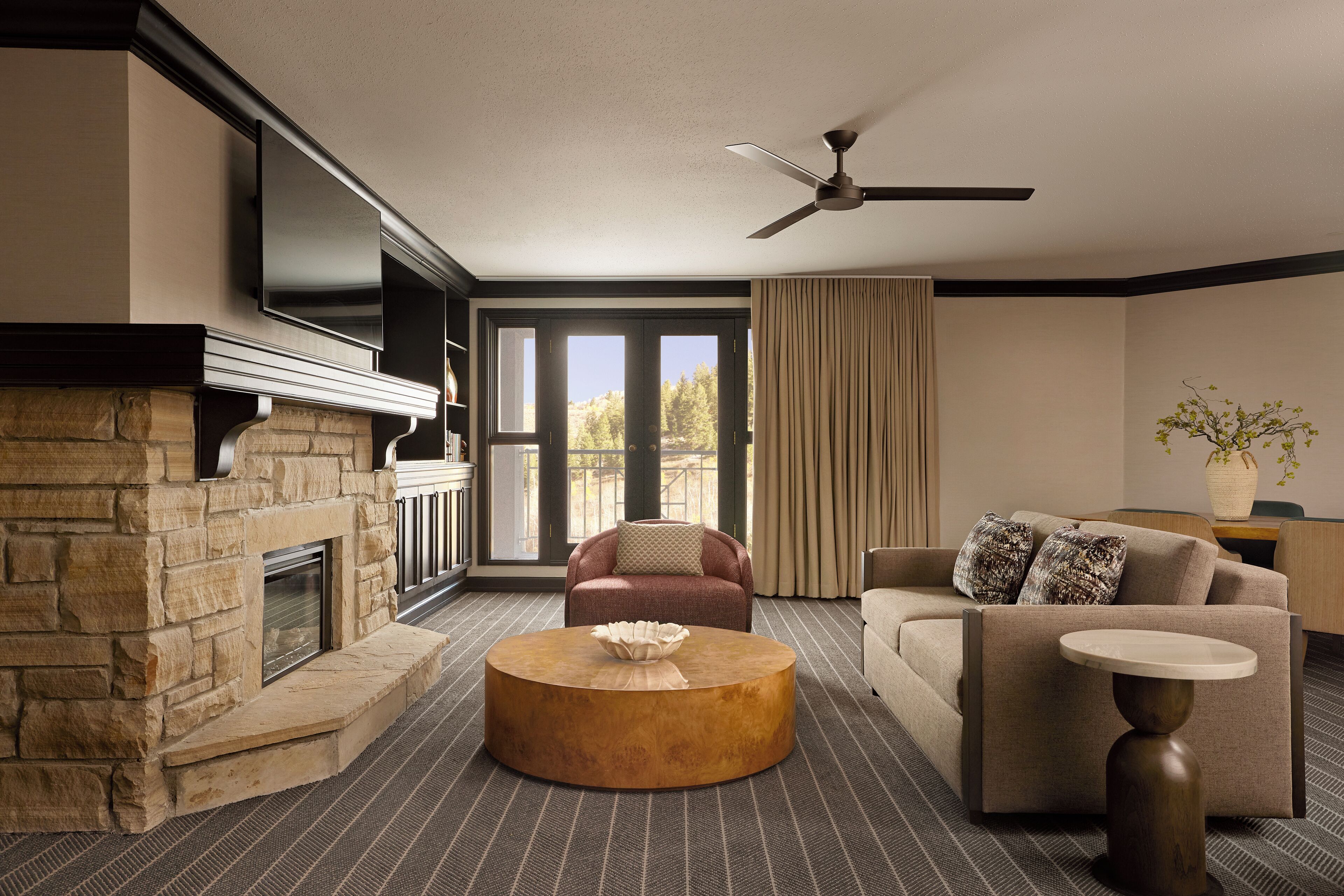 Suite (Jack Scott) | Living area | Flat-screen TV, pay films