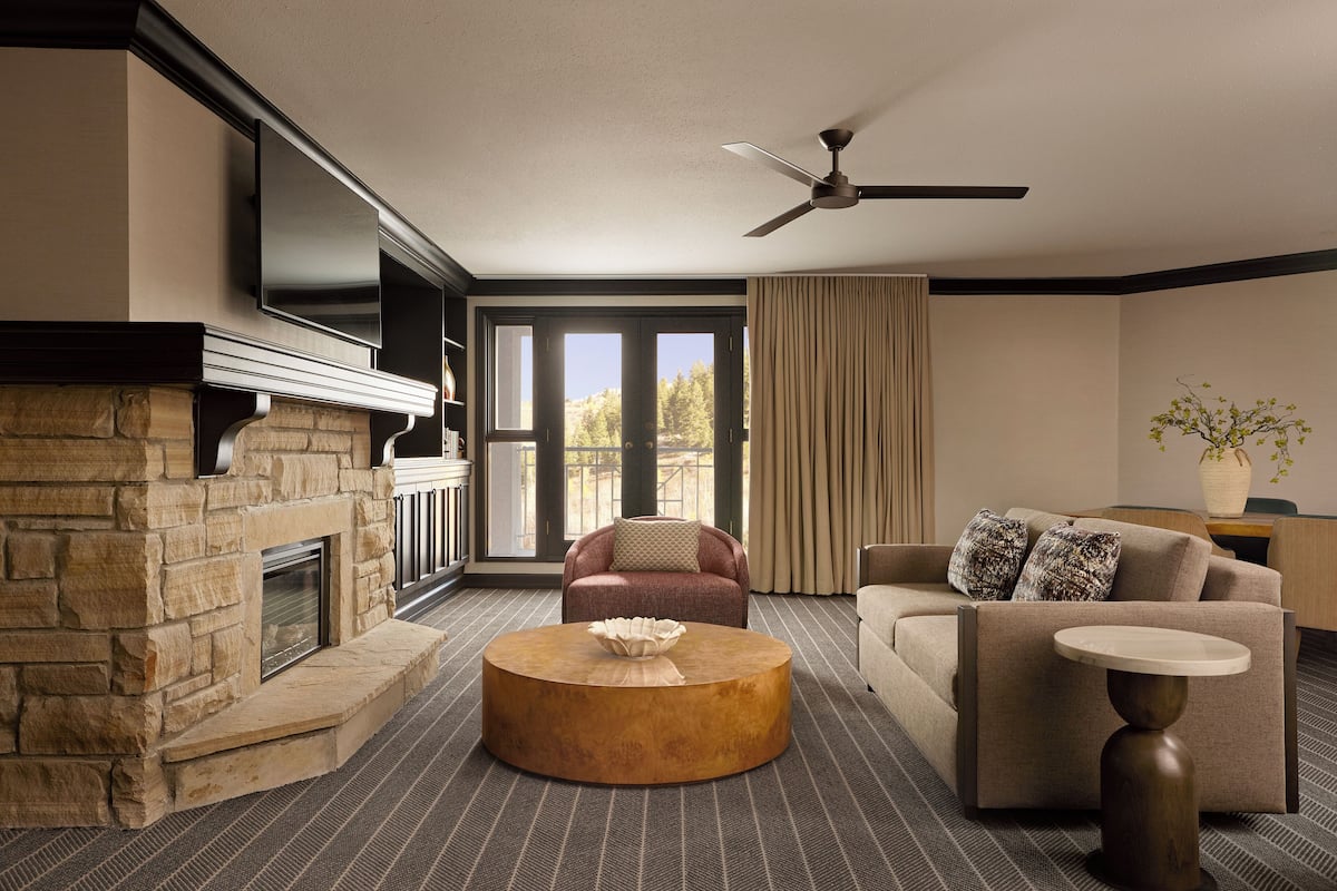 Suite (Jack Scott) | Living area | Flat-screen TV, pay movies