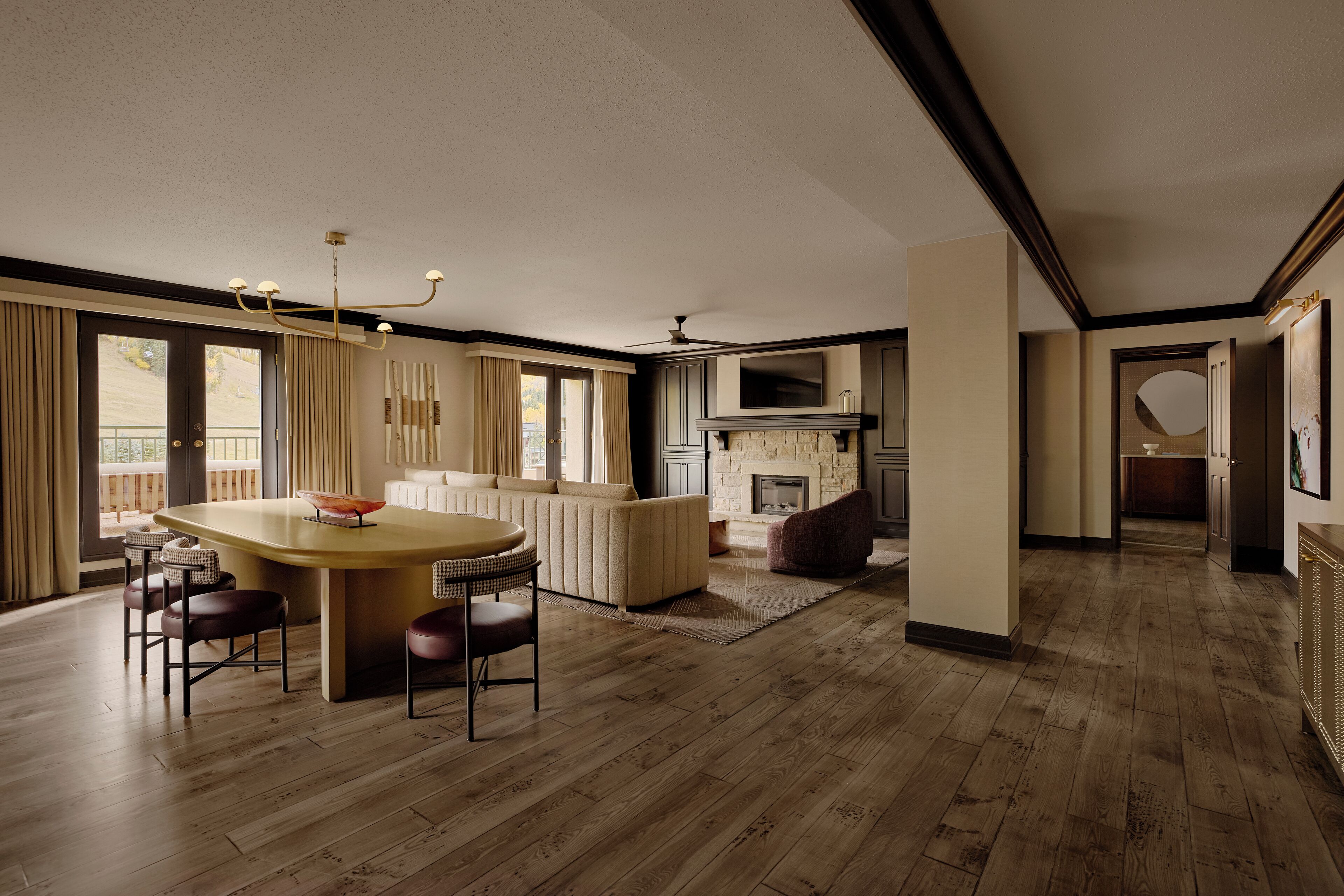 Suite (Rial Oxford) | Living area | Flat-screen TV, pay films