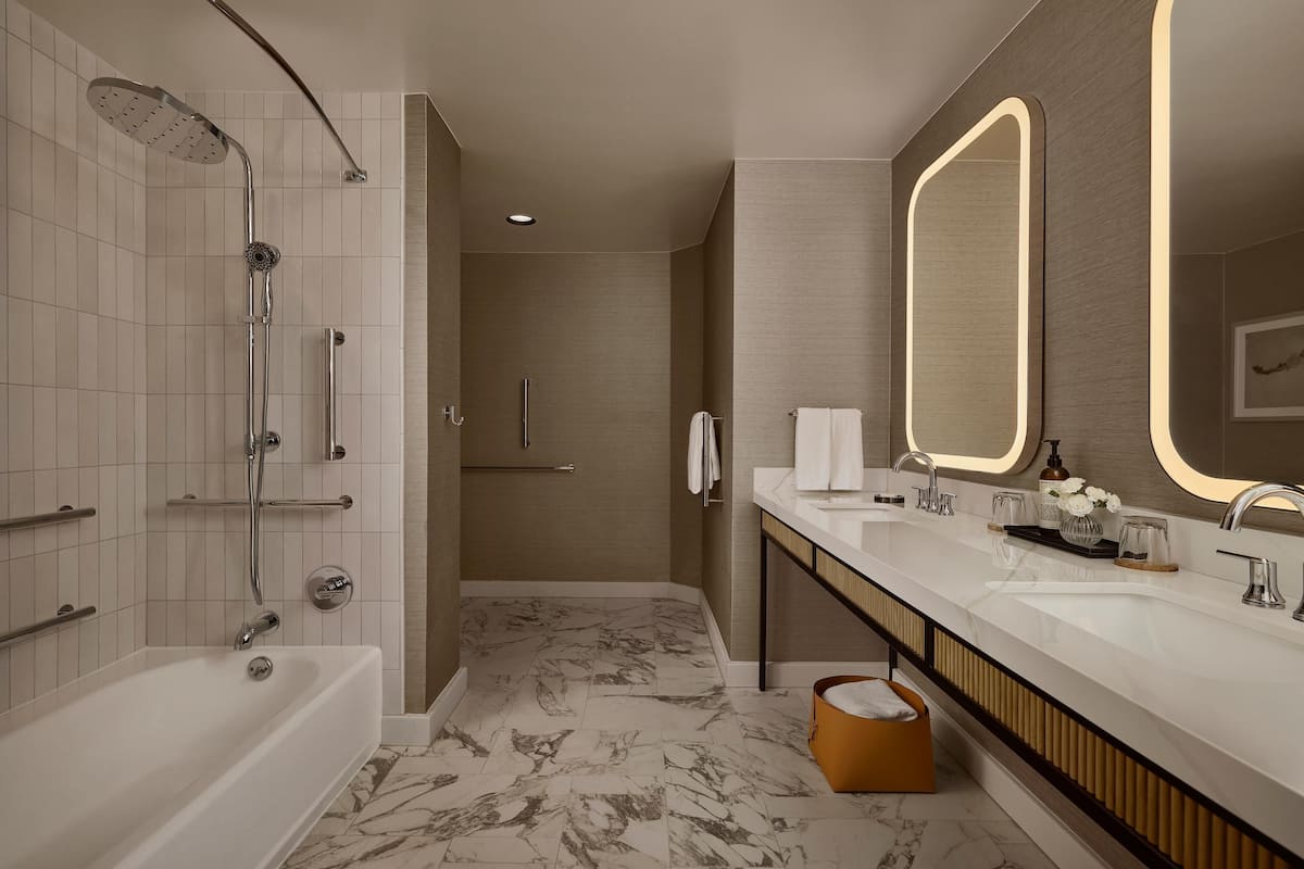 Chambre, 1 très grand lit, baignoire adaptée aux personnes à mobilité réduite | Salle de bain | Ensemble baignoire-douche, articles de toilette (gratuits)