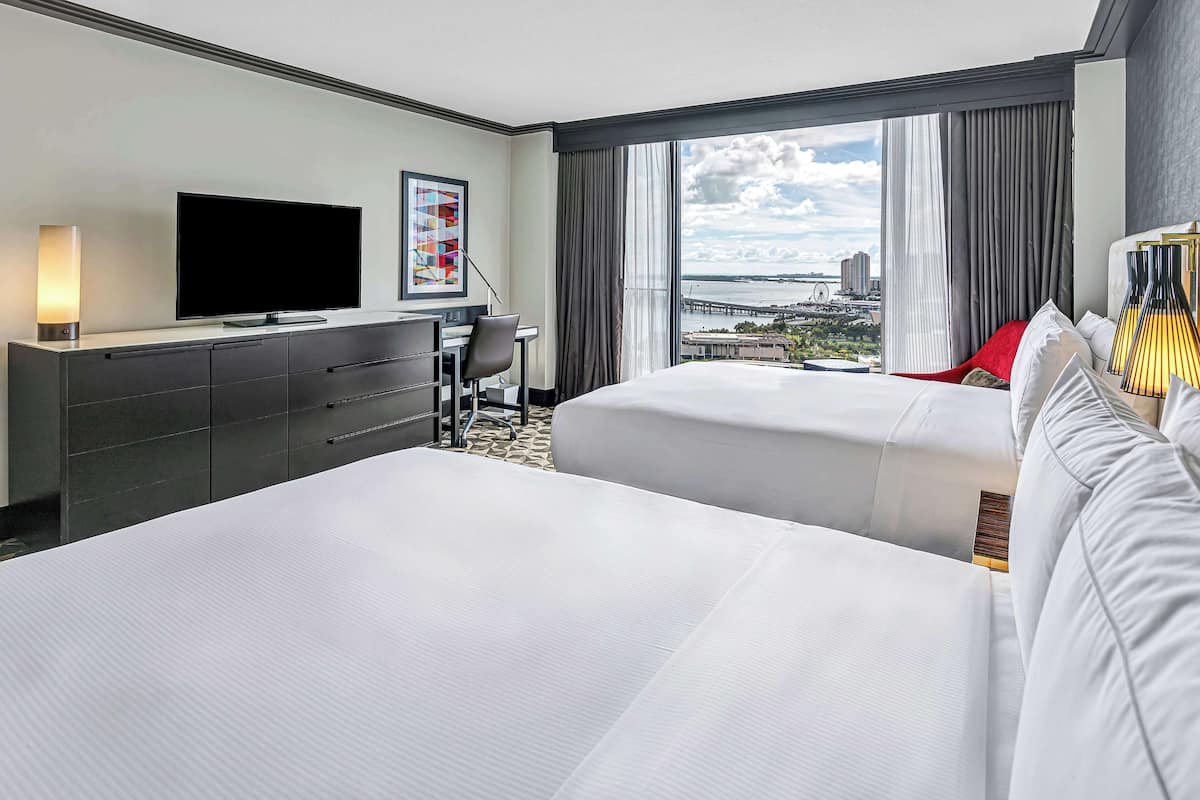 Zimmer, 2 Queen-Betten, Buchtblick | 1 Schlafzimmer, hochwertige Bettwaren, Daunenbettdecken