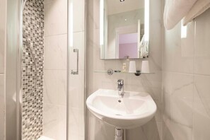 Shower, hair dryer, towels, soap - Hotel de l’Aqueduc (Paris)