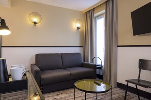 Habitación Deluxe | Ropa de cama de alta calidad, caja fuerte, escritorio