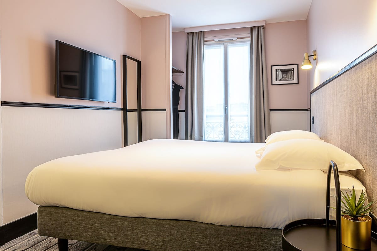 Ropa de cama de alta calidad y caja de seguridad en la habitación