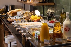 Petit déjeuner préparé sur commande (15 EUR par personne)