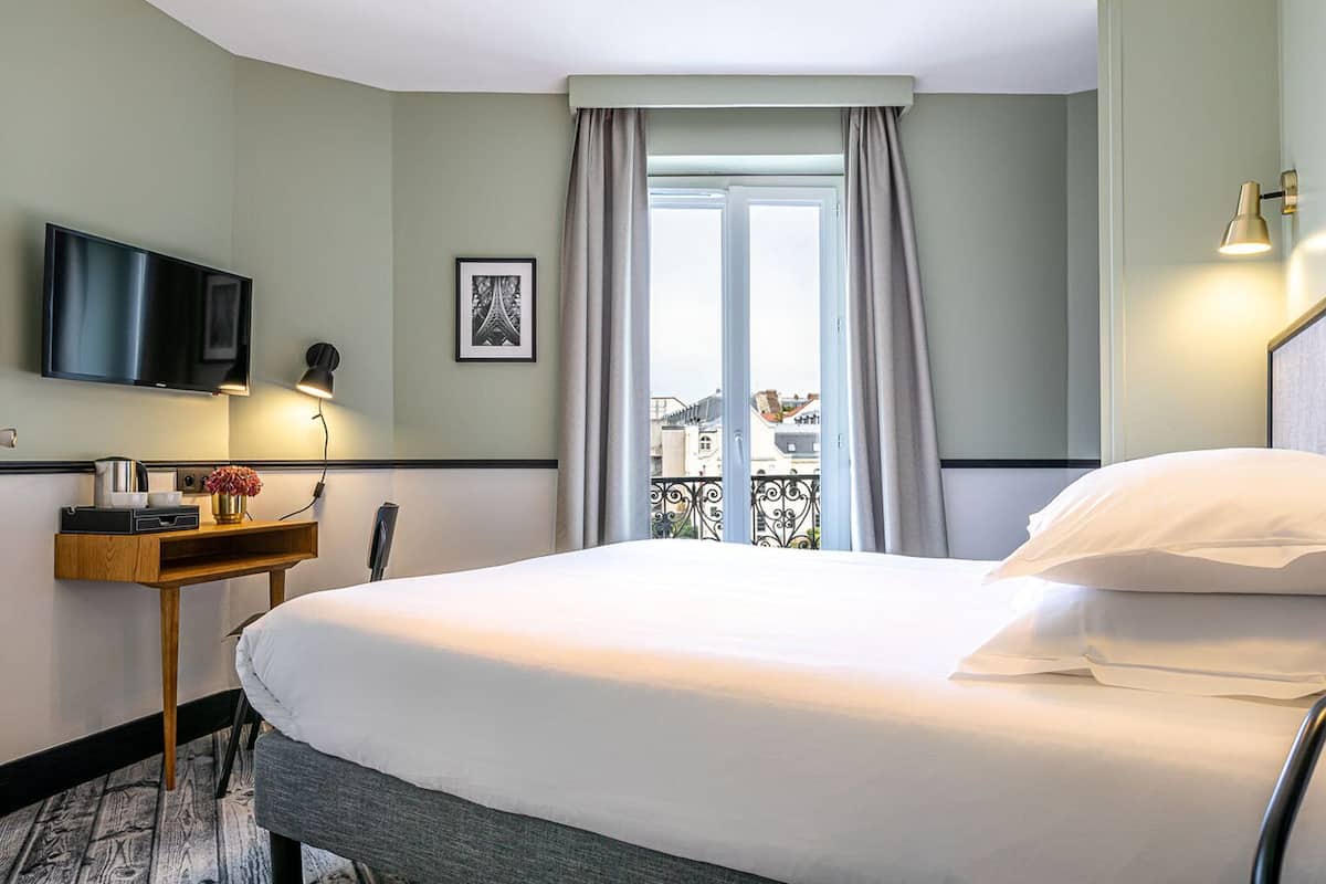 Premium bedding, in-room safe, desk, iron/ironing board