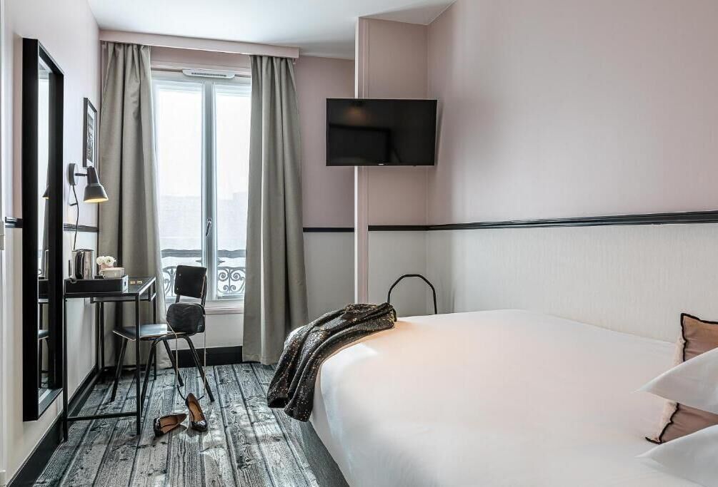 Yhden hengen huone | Ylelliset vuodevaatteet, tallelokero huoneessa, työpöytä