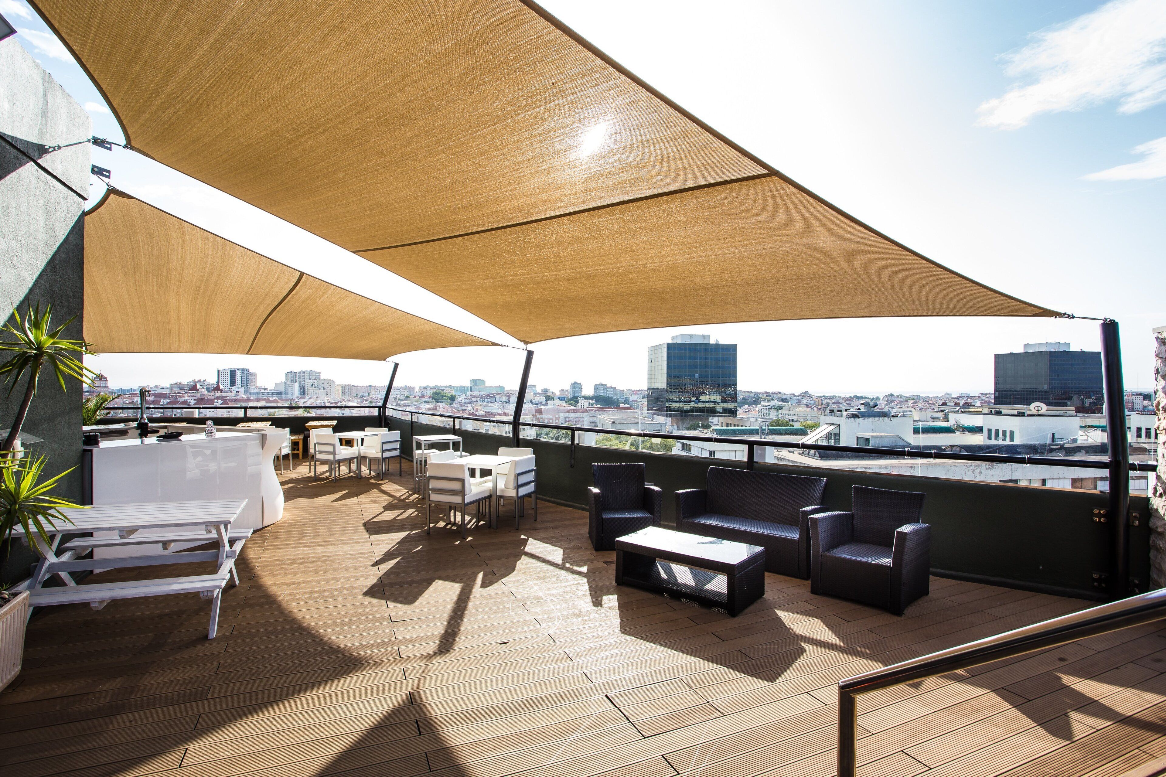 حمّام سباحة خارجي موسمي، مفتوح من 9 صباح اً إلى 9:00 مساءً، مقاعد للتشمس