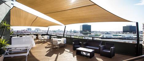 Hồ bơi ngoài trời phục vụ theo mùa, ghế dài tắm nắng