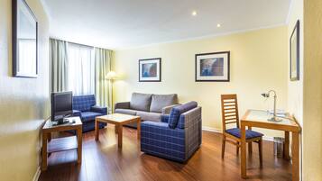 Minibar, coffres-forts dans les chambres, bureau