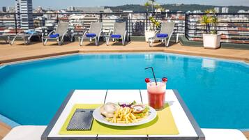 Piscine extérieure (ouverte en saison), chaises longues