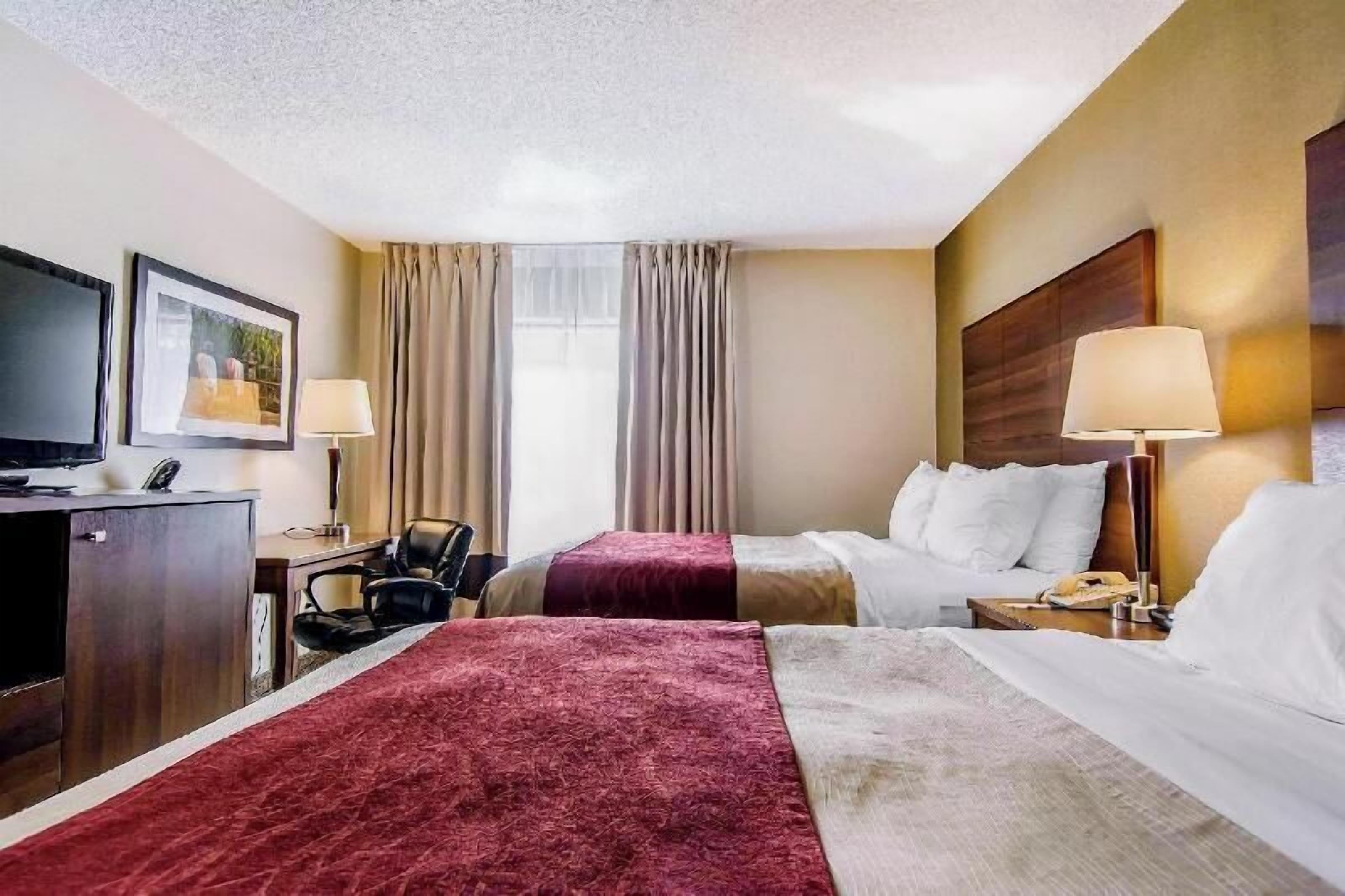 Premium-sengetøj, senge med topmadrasser, skrivebord