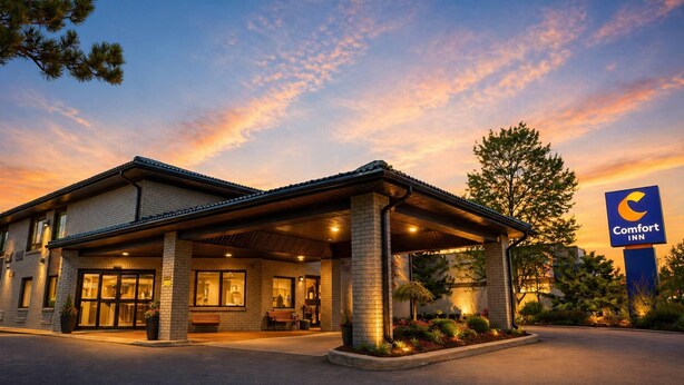 Un hôtel Comfort Inn doté d’une entrée abritée, d’une grande enseigne et d’une façade bien éclairée.