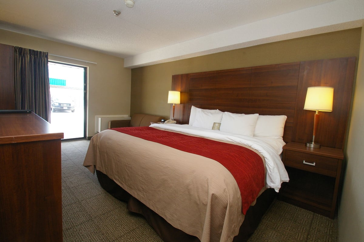 Room, 1 King Bed, Non Smoking | Premium bedding, pillow-top beds, desk, laptop workspace