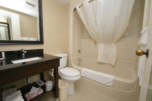 Combined shower/tub, hydromassage showerhead, free toiletries - Comfort Inn (Huntsville)