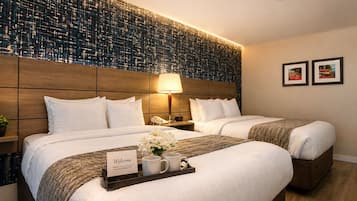 Quarto, 2 camas Queen, para não fumantes | Roupas de cama premium, camas com colchões pillow-top, escrivaninha