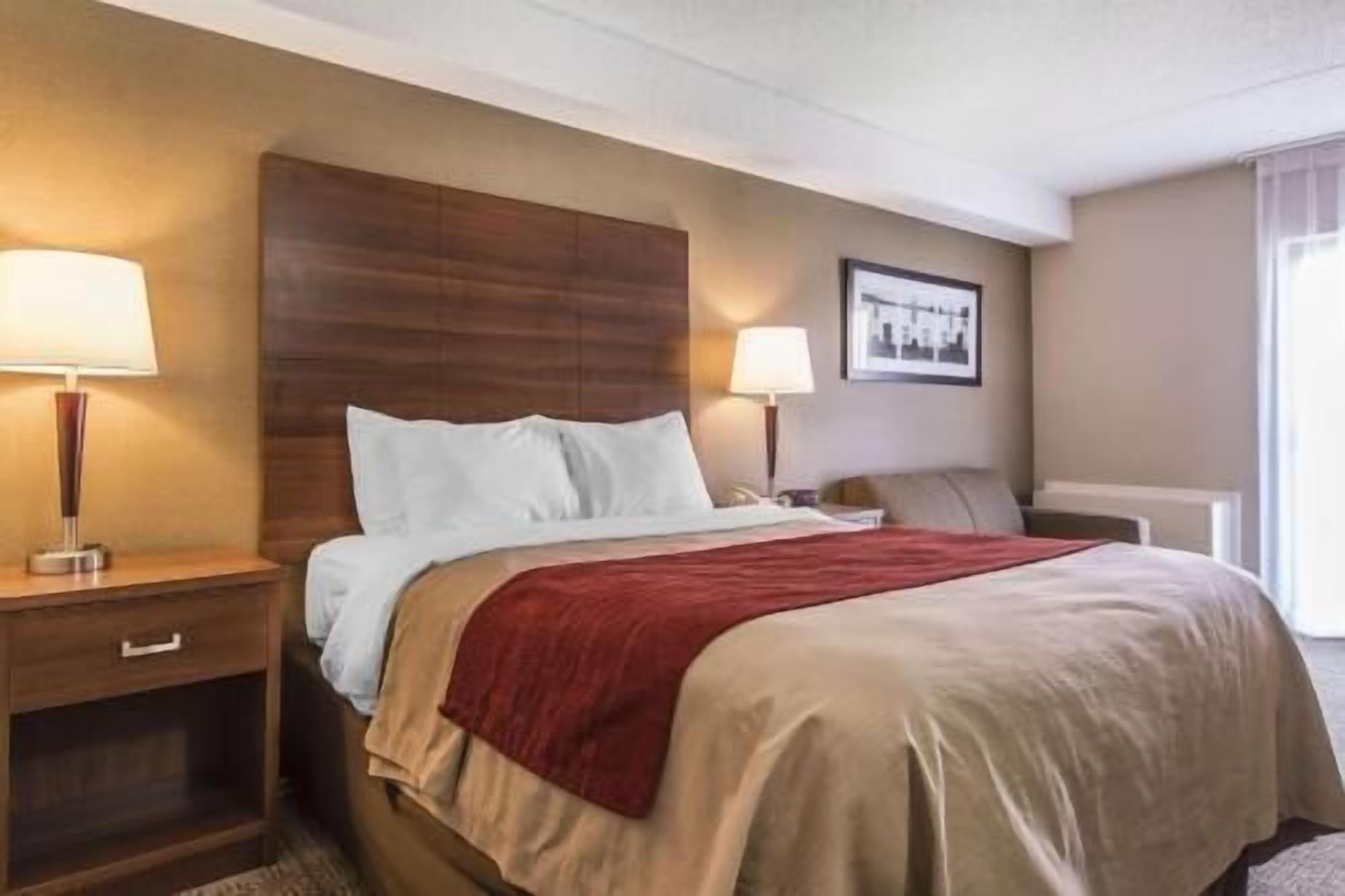 Premium-sengetøj, senge med topmadrasser, skrivebord