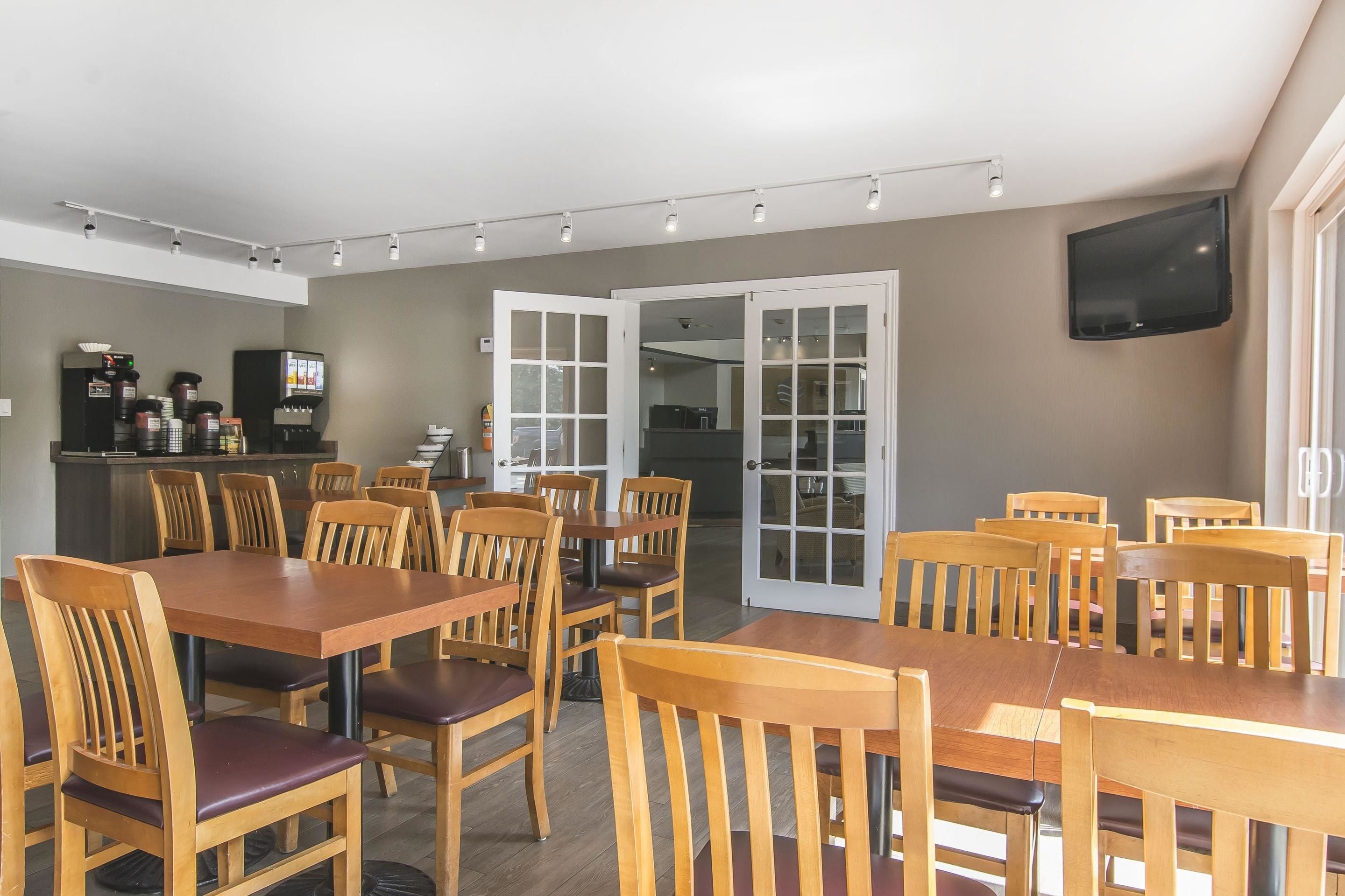 free daily full breakfast