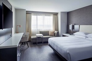 1 غرفة نوم وأغطية فراش متميزة وخزنة داخل الغرفة ومكتب