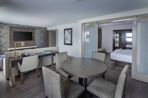 1 Schlafzimmer, hochwertige Bettwaren, Zimmersafe, Schreibtisch