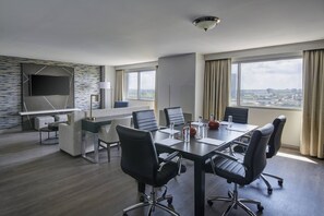 Premium bedding, in-room safe, desk, iron/ironing board